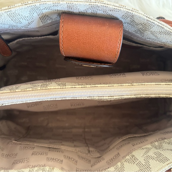 New Michael Kors Large Hamilton Vanilla Purse - Picture 14 of 15